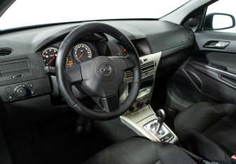 Подержанный автомобиль Opel Astra Hatchback 2007 года (11 фото)