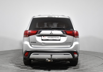 Подержанный автомобиль Mitsubishi Outlander 2019 года (6 фото)
