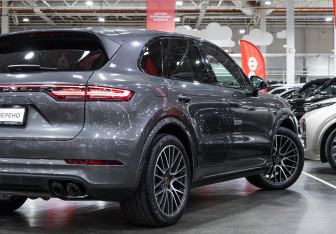 Подержанный автомобиль Porsche Cayenne 2020 года (12 фото)