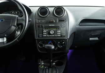 Подержанный автомобиль Ford Fiesta Hatchback 2008 года (14 фото)