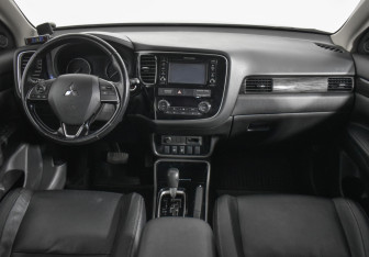Подержанный автомобиль Mitsubishi Outlander 2017 года (13 фото)