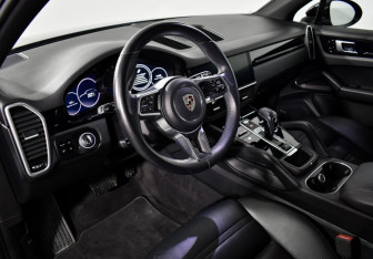 Подержанный автомобиль Porsche Cayenne 2019 года (9 фото)