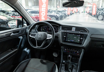 Подержанный автомобиль Volkswagen Tiguan 2022 года (18 фото)