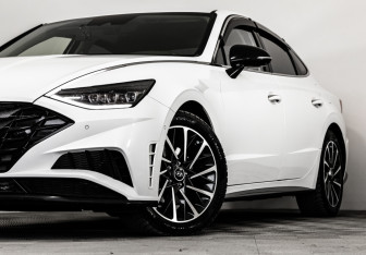 Подержанный автомобиль Hyundai Sonata 2022 года (2 фото)
