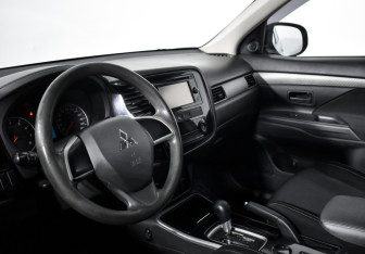 Подержанный автомобиль Mitsubishi Outlander 2018 года (9 фото)