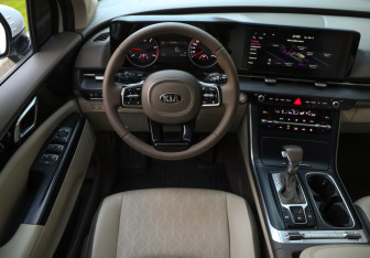 Подержанный автомобиль Kia Carnival 2021 года (12 фото)