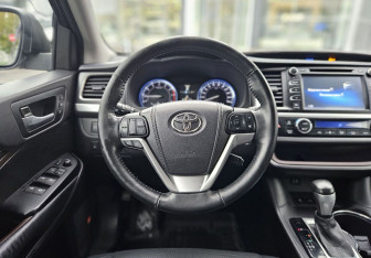 Подержанный автомобиль Toyota Highlander 2015 года (21 фото)