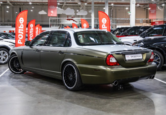 Подержанный автомобиль Jaguar XJ 2008 года (14 фото)