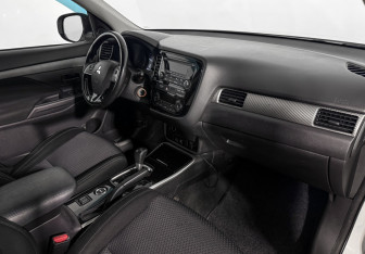 Подержанный автомобиль Mitsubishi Outlander 2018 года (13 фото)
