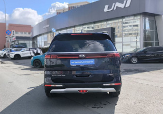 Подержанный автомобиль Kia Carnival 2021 года (5 фото)