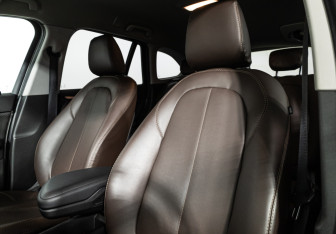 Подержанный автомобиль BMW X1 2015 года (21 фото)