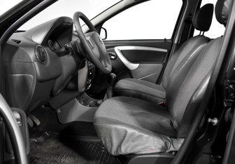 Подержанный автомобиль Nissan Terrano 2015 года (10 фото)