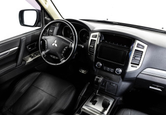 Подержанный автомобиль Mitsubishi Pajero 2017 года (16 фото)
