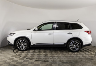 Подержанный автомобиль Mitsubishi Outlander 2015 года (8 фото)