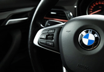 Подержанный автомобиль BMW X1 2017 года (18 фото)