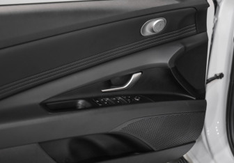 Подержанный автомобиль Hyundai Elantra Sedan 2023 года (19 фото)