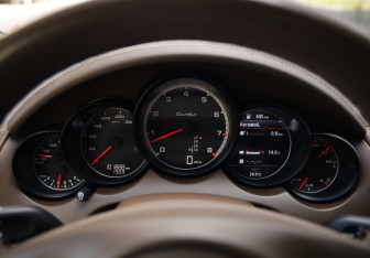 Подержанный автомобиль Porsche Cayenne 2010 года (13 фото)