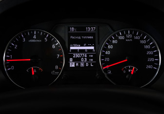 Подержанный автомобиль Nissan X-Trail 2011 года (17 фото)