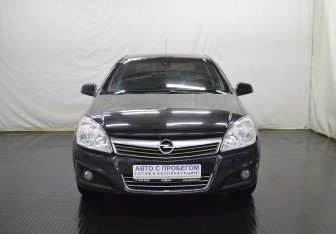 Подержанный автомобиль Opel Astra Sedan 2010 года (2 фото)