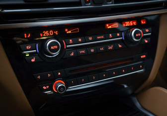 Подержанный автомобиль BMW X6 2016 года (21 фото)