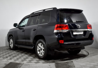 Подержанный автомобиль Toyota Land Cruiser Suv 2015 года (7 фото)