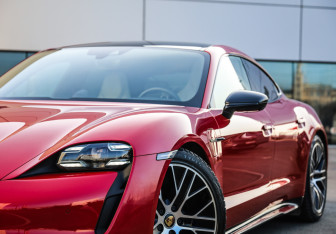 Подержанный автомобиль Porsche Taycan 2021 года (2 фото)