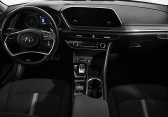 Подержанный автомобиль Hyundai Sonata 2021 года (12 фото)