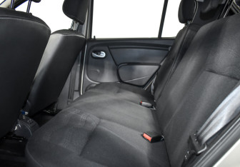 Подержанный автомобиль Renault Sandero 2012 года (11 фото)