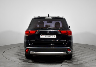 Подержанный автомобиль Mitsubishi Outlander 2017 года (6 фото)