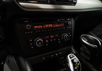 Подержанный автомобиль BMW X1 2012 года (15 фото)