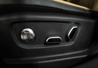 Подержанный автомобиль Hongqi H5 2023 года (15 фото)