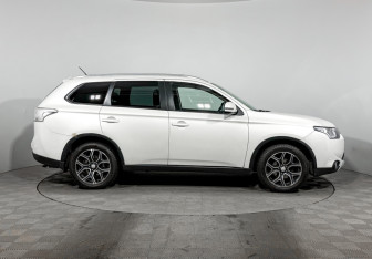 Подержанный автомобиль Mitsubishi Outlander 2014 года (4 фото)