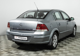 Подержанный автомобиль Opel Astra Sedan 2010 года (5 фото)