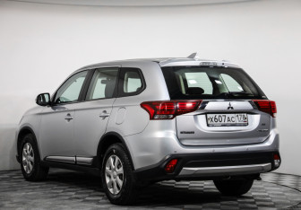 Подержанный автомобиль Mitsubishi Outlander 2017 года (7 фото)
