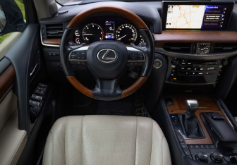 Подержанный автомобиль Lexus LX 2016 года (11 фото)