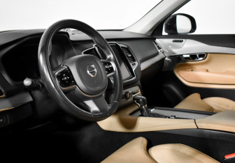 Подержанный автомобиль Volvo XC90 2015 года (9 фото)