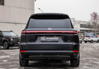 Подержанный автомобиль LiXiang L9 2024 года (8 фото)