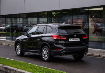 Подержанный автомобиль BMW X1 2020 года (9 фото)