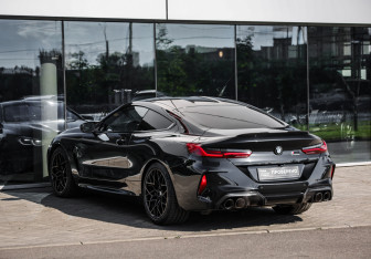 Подержанный автомобиль BMW M8 Coupe 2023 года (8 фото)