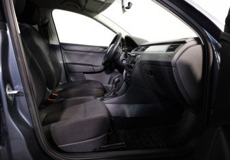 Подержанный автомобиль Skoda Rapid Liftback 2016 года (17 фото)