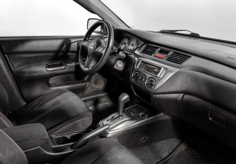 Подержанный автомобиль Mitsubishi Lancer Sedan 2006 года (13 фото)