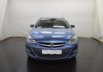 Подержанный автомобиль Opel Astra Sedan 2012 года (2 фото)
