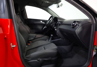 Подержанный автомобиль Audi A1 2013 года (21 фото)