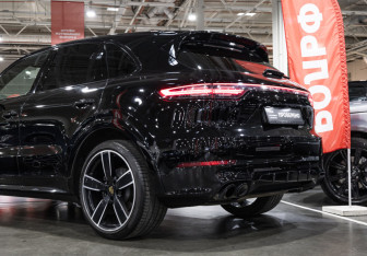 Подержанный автомобиль Porsche Cayenne 2020 года (12 фото)