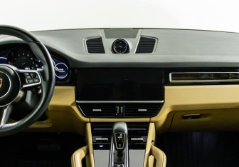 Подержанный автомобиль Porsche Cayenne 2019 года (15 фото)