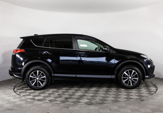 Подержанный автомобиль Toyota RAV4 2017 года (4 фото)