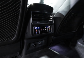 Подержанный автомобиль Audi Q8 2023 года (19 фото)