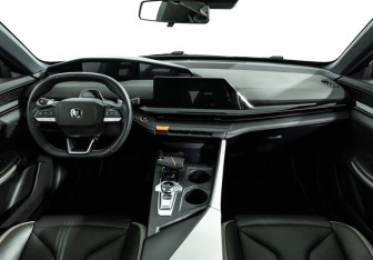 Подержанный автомобиль Changan UNI-V 2024 года (13 фото)