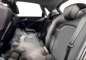 Подержанный автомобиль Audi A1 2015 года (12 фото)