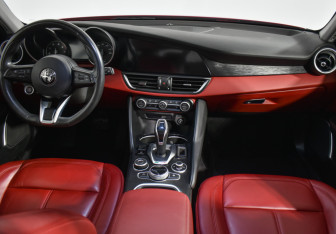 Подержанный автомобиль Alfa Romeo Giulia 2020 года (12 фото)